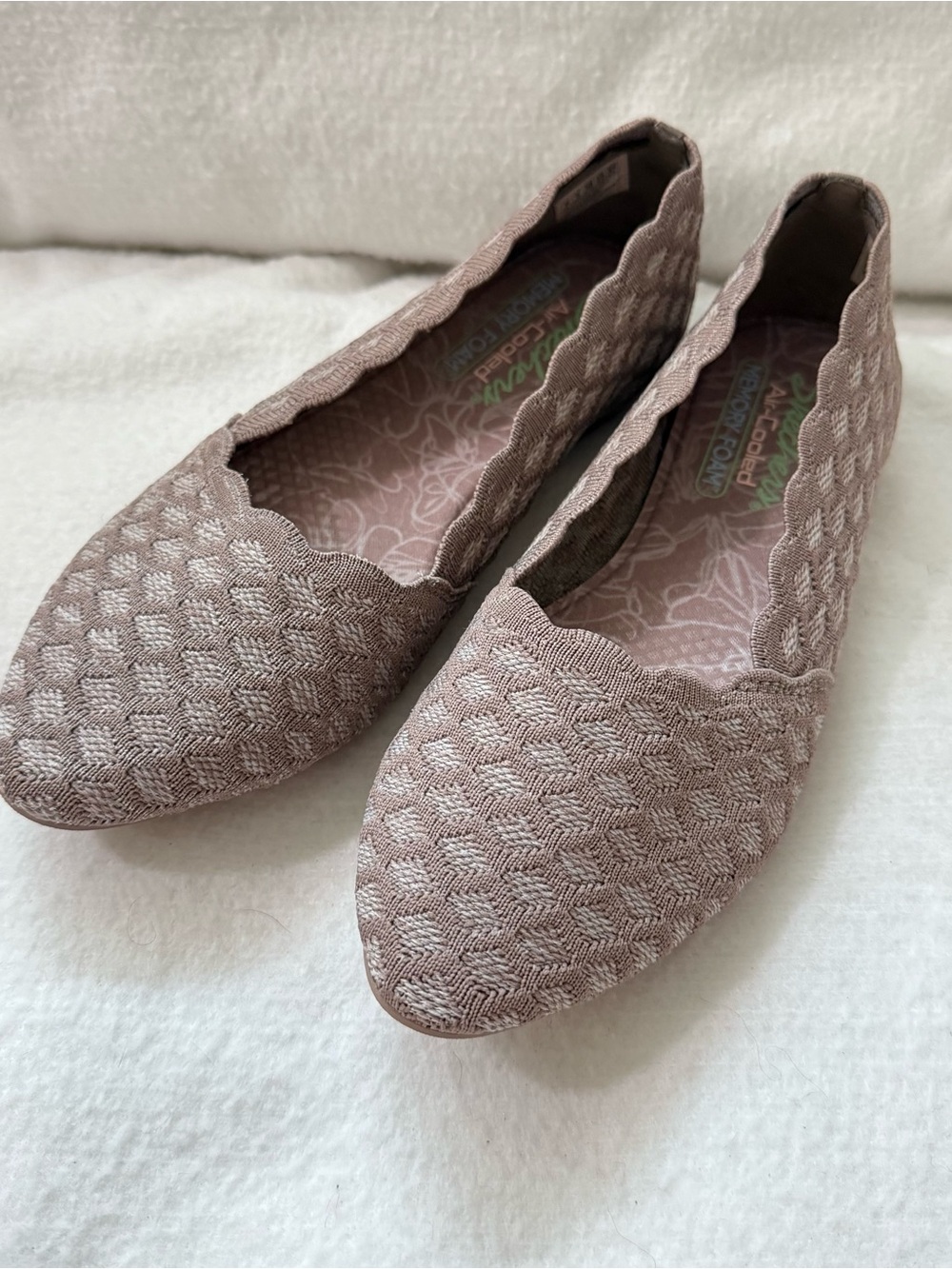 SKECHERS TEXTURED TAUPE CLEO HONEYCOMB BALLET FLAT SHOES Size 8 Like New!